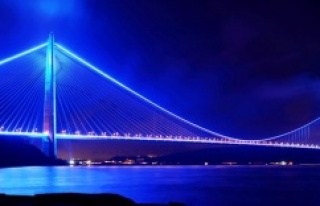Yavuz Sultan Selim Köprüsü, mavi ve turuncu ışıklarla...
