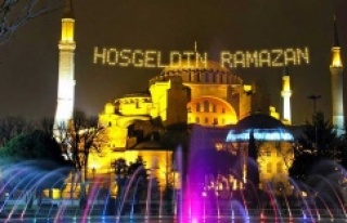 İstanbul camilerinin gerdanlıkları asıldı