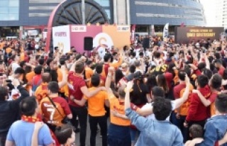 Şampiyon Galatasaray’a Türk Telekom sponsorluğunda...