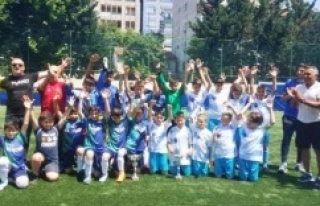 U-11 şampiyonları kupalarını aldı