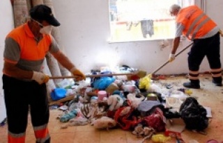Ataşehir'de çöpe dönen ev temizledi