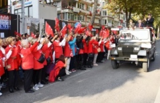 KADIKÖY’DE KLASİK OTOMOBİLLİ RESMİ GEÇİT...