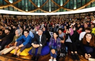 ÜSKÜDAR’DA TARİHÇİ İLBER ORTAYLI İZDİHAMI