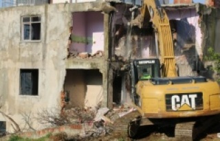 Kartal Belediyesi, 101 riskli ve metruk binanın yıkımını...