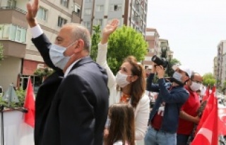 19 MAYIS COŞKUSU ATAŞEHİR’DE EVLERDEN TAŞTI