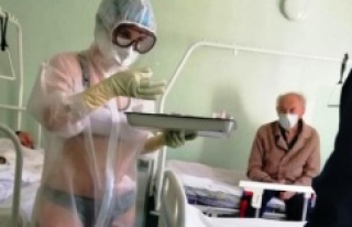 Rusya'da bir hemşire Covid-19 hastalarını...