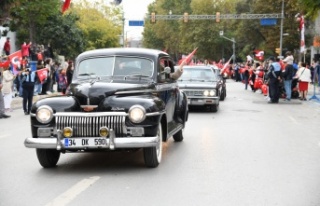 KADIKÖY’DE KLASİK OTOMOBİLLERDEN CUMHURİYET...