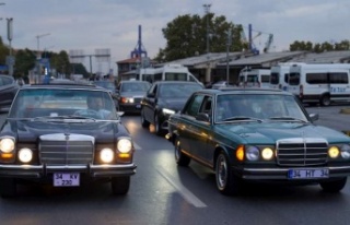 KLASİK OTOMOBİL TUTKUNLARI ÜSKÜDAR’DA BULUŞTU