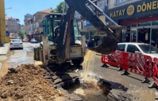 Ataşehir'de Su Borusu patladı caddeyi su bastı