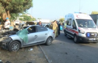 Ataşehir’de direğe çarpan otomobil hurdaya döndü