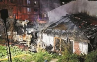 Ataşehir'de 2 gecekondu alev alev yandı