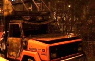 Ataşehir'de kamyonet alev alev yandı