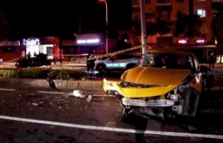 Ataşehir'de kontrolden çıkan otomobil taksiye...