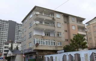Çatlaklar oluştu 4 katlı bina tahliye edildi