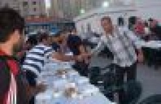 Battal İlgezdi, taksicilerle iftarda bir araya geldi