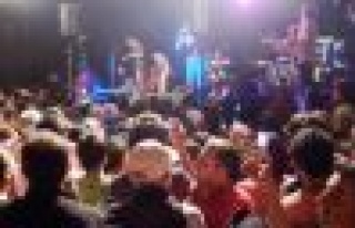 Grubun solisti 'Konuşma lan' dedi, konser alanı...