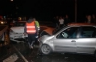İzmir'de iki araç kafa kafaya çarpıştı