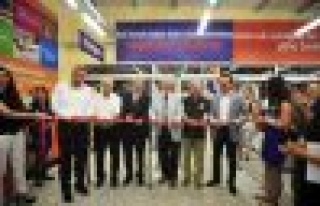 Kıbrıs’ta açılan ilk yapı market Tekzen