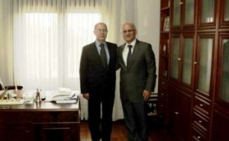 Başkan ödülünü 10. Cumhurbaşkanı Ahmet Necdet Sezer'e bizzat verdi