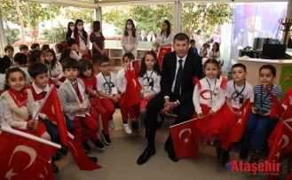 ÇOCUKLARA İKİ 23 NİSAN HEDİYESİ BİRDEN