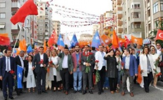 AK Parti Adayları  Ataşehir’de Sevgi Yürüyüşü Yaptı