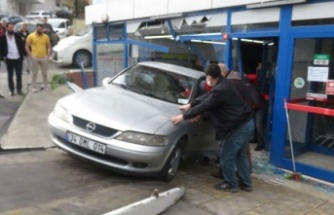 Ataşehir'de kayan otomobil markete girdi