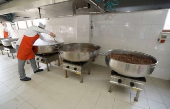 ÜSKÜDAR’DA DEV KAZANLAR 30 BİN KİŞİYE SICAK YEMEK İÇİN KAYNIYOR