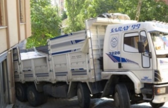 Ataşehir'de geri geri kayan un yüklü kamyon iş yerine girdi 