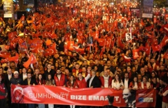 KADIKÖY’DE YÜZ BİNLER CUMHURİYET İÇİN YÜRÜDÜ