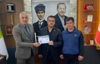 Cumhuriyet’in 100. yılı için yazılan mektup 21 yıl sonra belediye başkanına teslim edildi