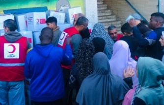 TÜRK KIZILAYI GAZZE’DE YARDIM DAĞITIYOR
