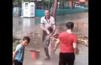 Yağmur Suyu ile Çocuklarını yıkadı