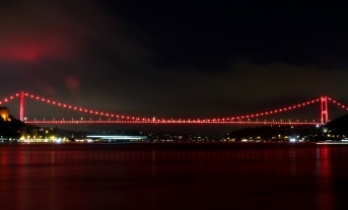 Kızılay’ın 157. Kuruluş Yıldönümünde Simgesel Yapılar Kırmızıya Büründü