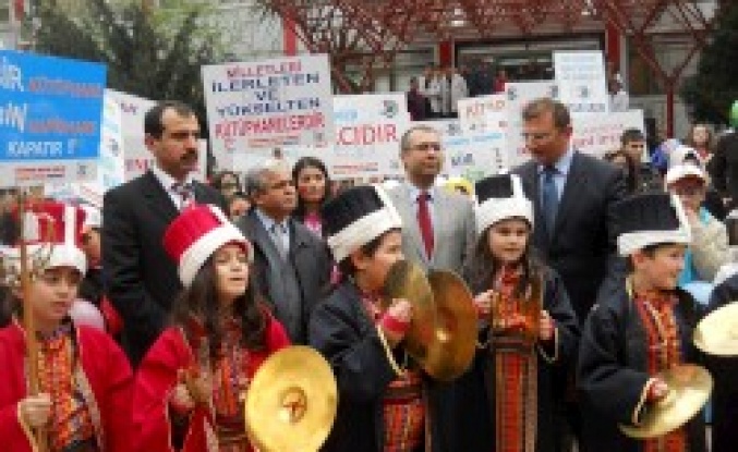 GÜNGÖREN BELEDİYESİ'NİN DÜZENLEDİĞİ “OKUYAN TOPLUM” YÜRÜYÜŞÜ YAPILDI 