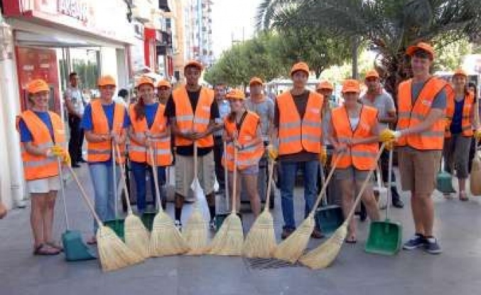 ABD’Lİ ÖĞRENCİLERİN KADIKÖY’DE TEMİZLİK MESAİSİ “İNGİLİZCE BİLEN ÇÖPÇÜLER