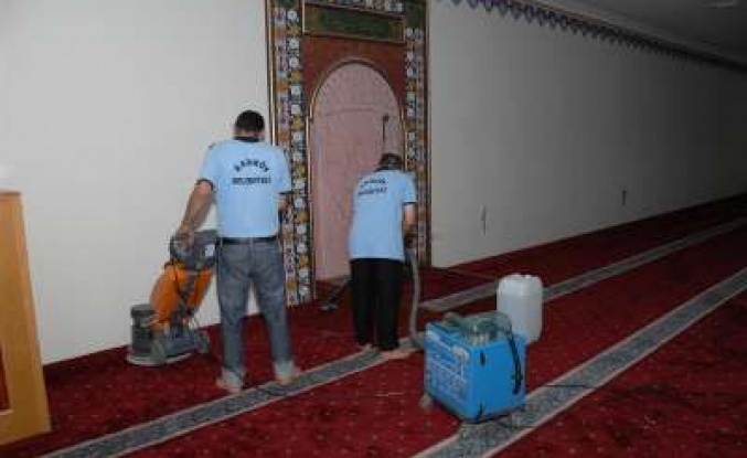 Kadıköy’ deki camilerde ramazan temizliği