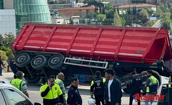 Ataşehir'de Kaza nedeniyle cadde trafiğe kapatıldı