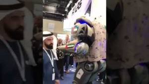 Bahreyn Kralı'nın 6 dil konuşan koruma robotu