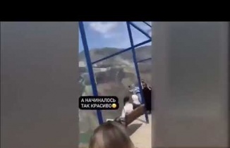 İki kadın 2000 Metrelik uçurumun kenarındaki salıncaktan düştü
