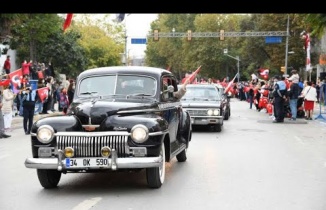 KADIKÖY’DE KLASİK OTOMOBİLLERDEN CUMHURİYET KONVOYU