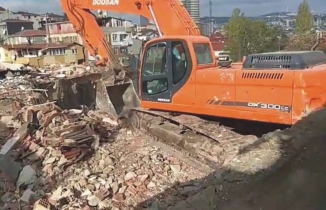 Yenisahra Mahallesinde DKY İnşaat Karot Aldığı binaların yıkımına devam ediliyor, 12 Kasım 2021
